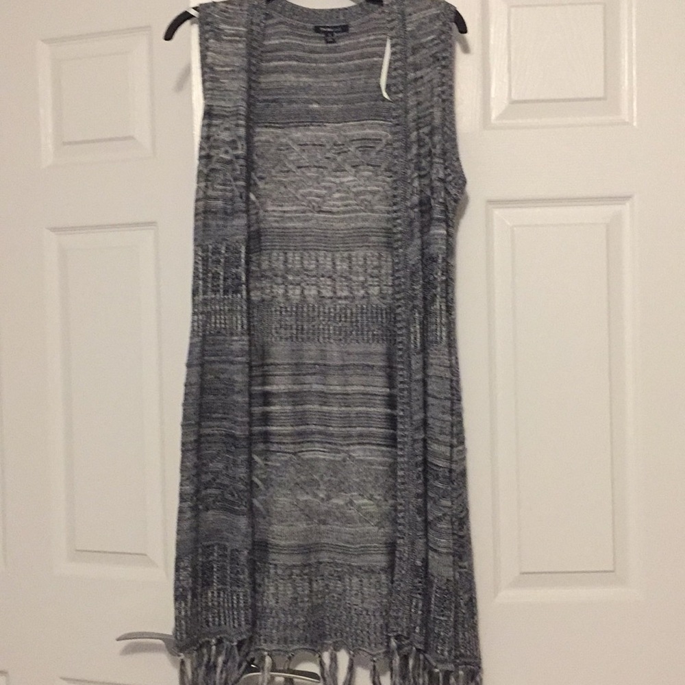 Sleeveless long cardigan with fringe